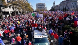 乱！百万特朗普支持者聚集华盛顿，飓风横行
